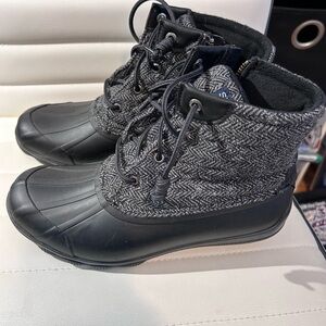 Sperry Women’s Black/Gray Quilted Duck Boots. Size 7M